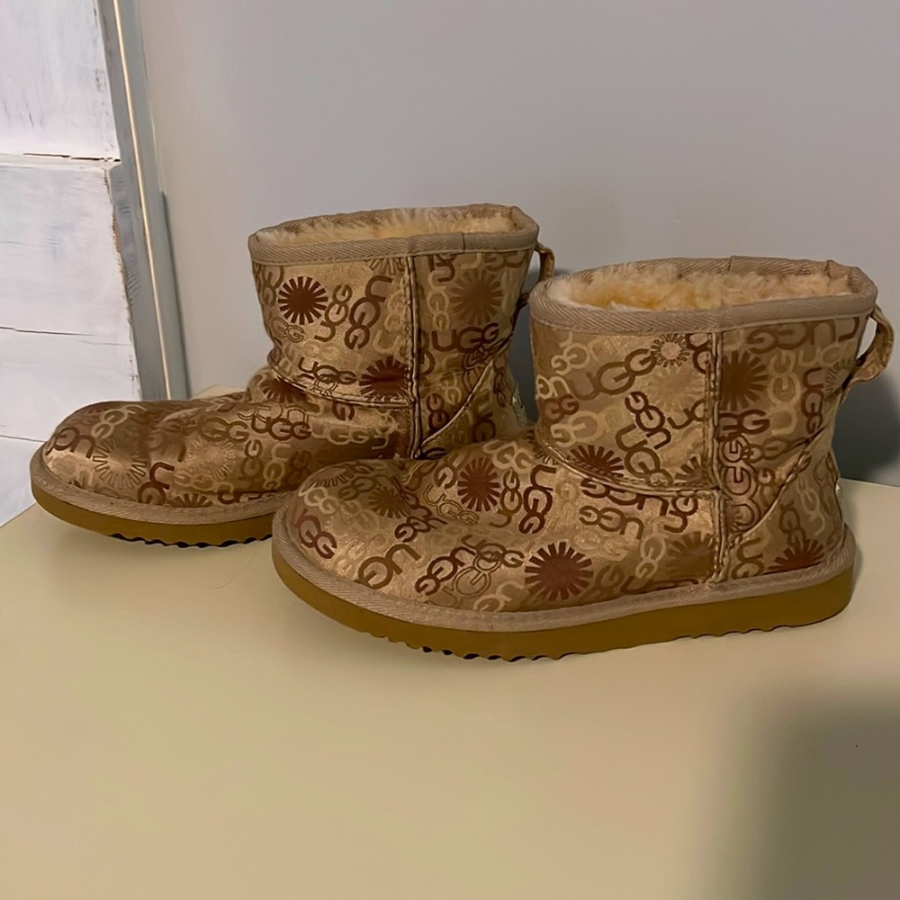 Euc Mini Uggs - image 1
